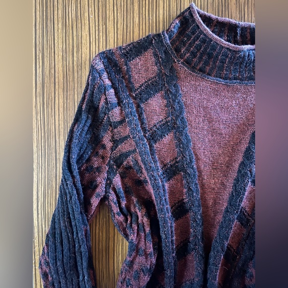 100% Alpaca Fur Women’s Sweater w/Bell Sleeves - Picture 2 of 5